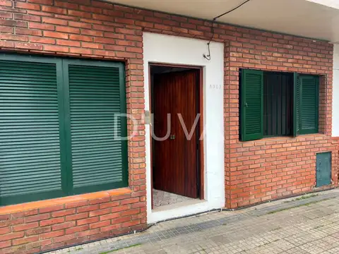 Departamento de 4 ambientes, con 3 habitaciones, una con baño incluido, living-comedor, cocina separada, patio interno y garage.
