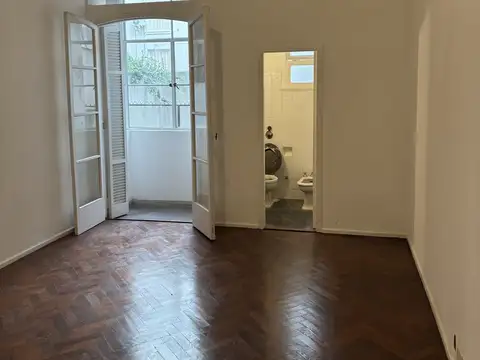 Presidente José Evaristo Uriburu 1200, Piso 1