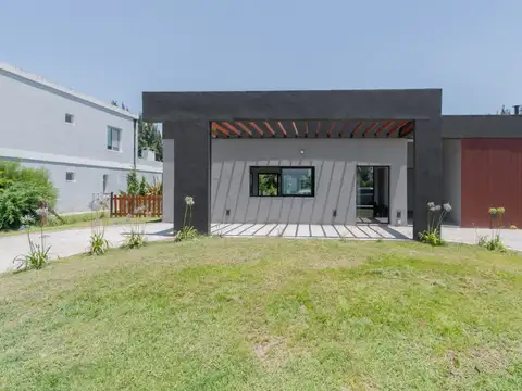 EXCELENTE CASA 5 AMB A ESTRENAR - LOTE 800 M2 - GALERIA Y PISCINA