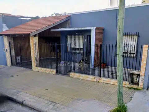 CASA EN VENTA CON COCHERA