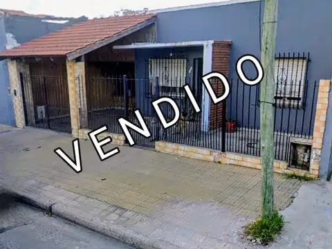 CASA EN VENTA CON COCHERA