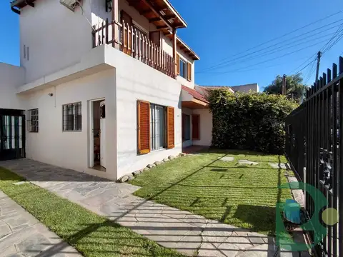 Venta casa 5 ambientes.Parque y Pileta.Castelar