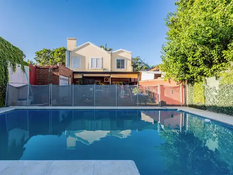 VENTA/PERMUTA - Casa de 4 dormitorios con pileta. Baigorria. APTO CREDITO.