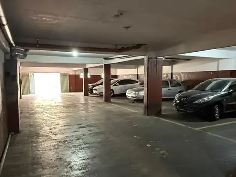 Cochera cubierta en excelente ubicación. Acceso con portón electrico.