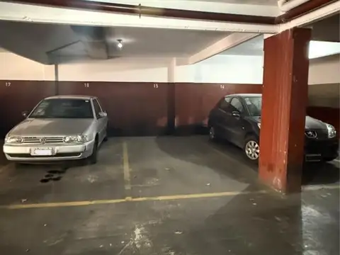 Cochera cubierta en excelente ubicación. Acceso con portón electrico.