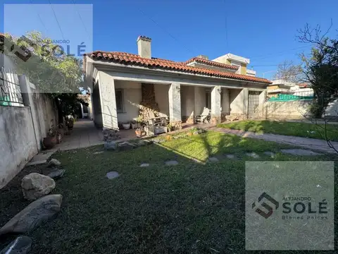 Casa En Venta En Barrio Jardín Con Gran Potencial - A Restaurar