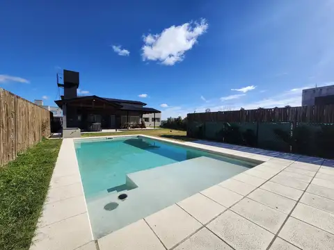 Venta casa amoblada en Brisanova 3 dormitorios quincho y pileta