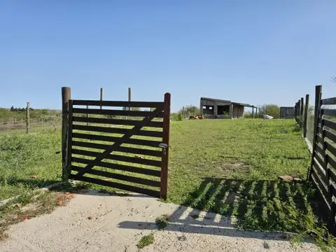 Terreno con vistas a la Laguna con construcción a terminar! 26.000 dólares! Barrio “Lomas del Q...