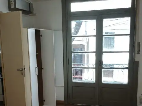 Monoambiente a la calle con balcon