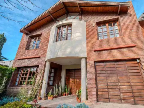 VENTA CASA 5 AMB. CON PARQUE/ LOS TRONCOS