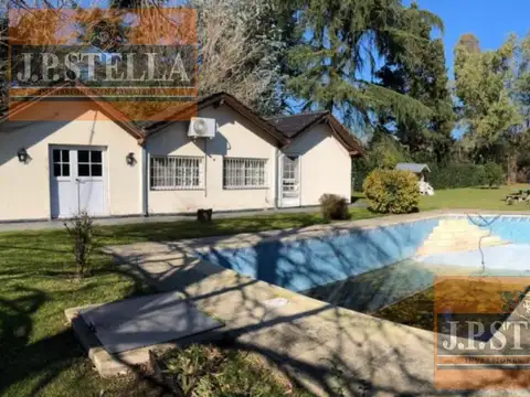 Casa 3 Ambientes C/Quincho, parque y pileta 2400 m² y 188 m² Cub.- Barrio Sta.Amelia