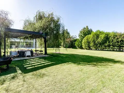 Casa 8 ambientes con 4 baños