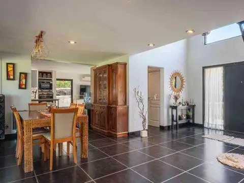 Casa 4 ambientes con 3 baños