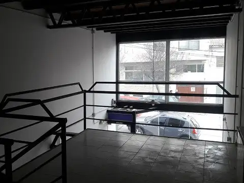 Amplio Local con doble altura a metros de calle Mitre. Expensas bajas. Precio IVA incluido