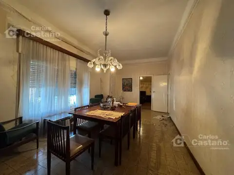 Importante Casa 3 Amb. en Esquina con Sótano, Local o Garaje y Terraza