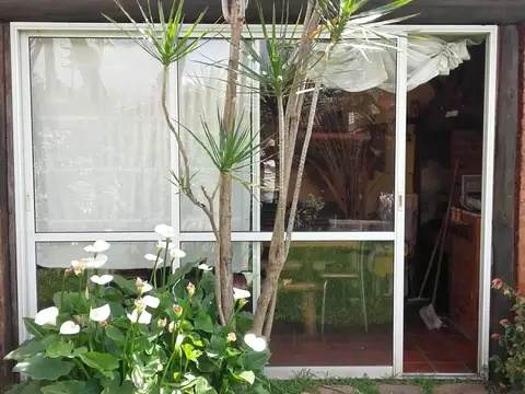 Hermosa casa en Ciudad Jardin Palomar en dos plantas. Muy buen estado