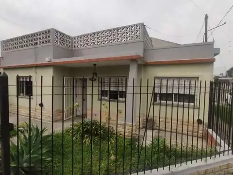 Casa 3 amb en esquina, Morón Sur | con patio y cochera