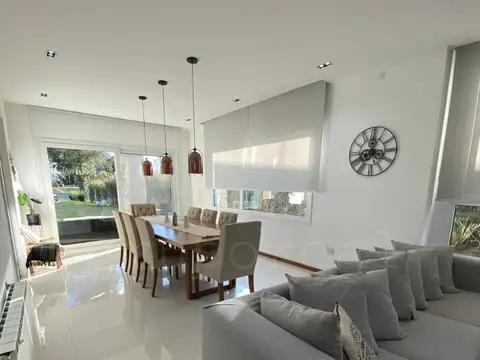 Casa 7 ambientes con 5 baños