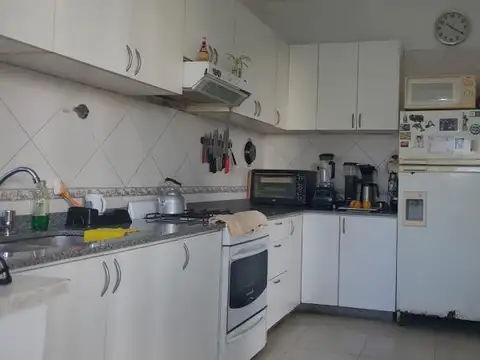 EXC CASA C DOBLE INGRESO EN 2 PLANTAS / ENTRADA XA 2 VEHÌCULOS / JARDÌN C PILETA / 3 DORMIS