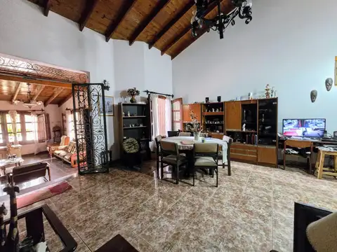 Casa en Venta con 2 cocheras