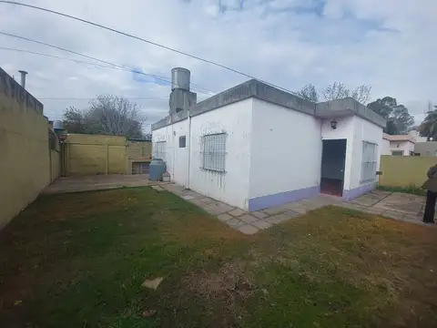 Departamento tipo casa en venta en Merlo Sur