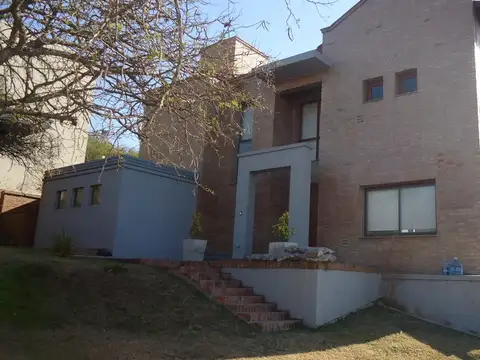 Casa 5 ambientes con 4 baños