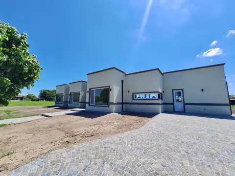 Casa a estrenar de 5 ambientes en venta  en Everlinks Golf & country club sobre lote central UF 210