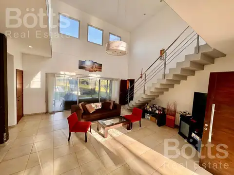 Casa 5 ambientes con 3 baños