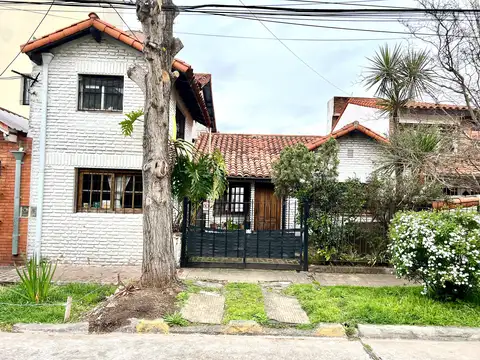 Martínez: Luminoso Chalet de 5 Dormitorios a 5 Cuadras de la Avenida Santa Fe. Orientado Al Norte - Con Piscina.