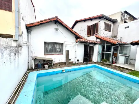 Martínez: Luminoso Chalet de 5 Dormitorios a 5 Cuadras de la Avenida Santa Fe. Orientado Al Norte - Con Piscina.