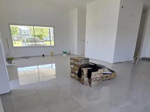 CASA DE 5 AMBIENTES A ESTRENAR CON JARDIN EN BARRIO ACACIAS, PUERTOS DEL LAGO, ESCOBAR. VENTA, ALQUI