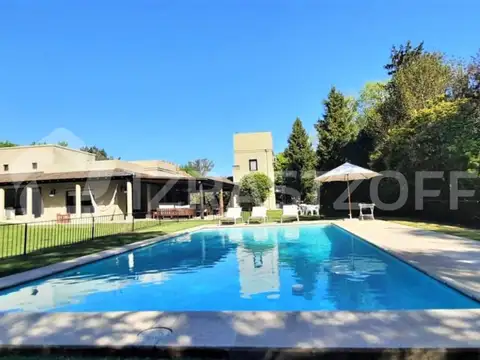 Casa en alquiler temporario en Altos de Pilar, gran parque y pileta