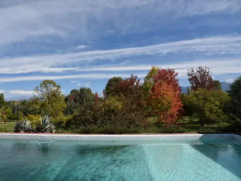 Casa en Venta con 4 cocheras