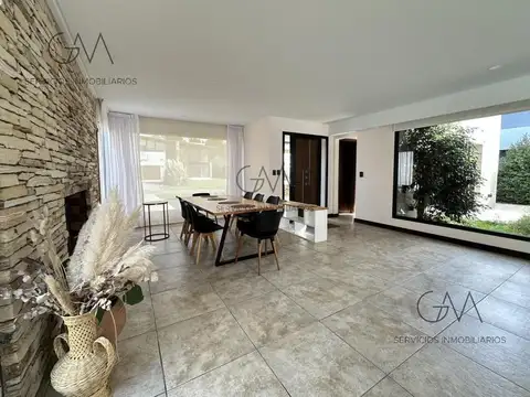 Casa 4 ambientes con 3 baños
