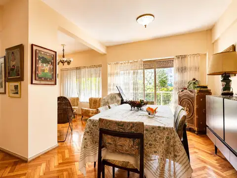 Flores: Venta de departamento 4 amb con balcón corrido al frente y cochera