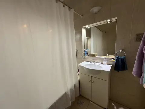 Sobre Pte Perón, a 3 cuadras de estación, y centro comercial