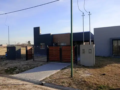 Casa en venta La Toscana, piñero, 1 dormitorio con amplio potencial !