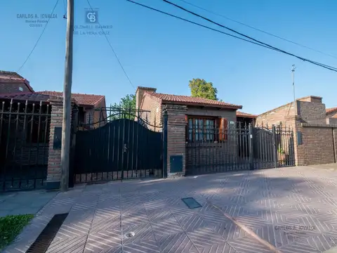 Casa con 2 dormitorios, escritorio, cochera, patio verde con pileta y quincho