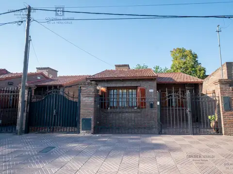 Casa con 2 dormitorios, escritorio, cochera, patio verde con pileta y quincho