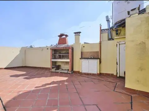 VENTA DE CASA 4 AMBIENTES CON LOCAL COMERCIAL EN PLANTA BAJA EN FLORESTA APTO CREDITO