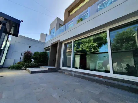 Casa 6 ambientes con 4 baños