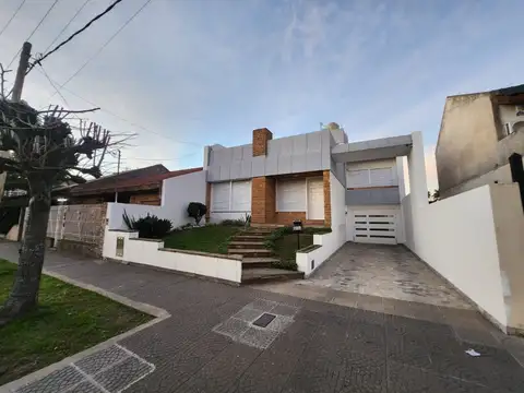 Impecable casa de 5 ambientes con patio y cocheras, en San Justo!