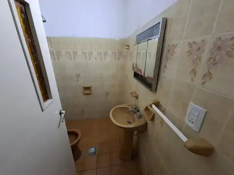 Casa en alquiler 2 dormitorios - cochera