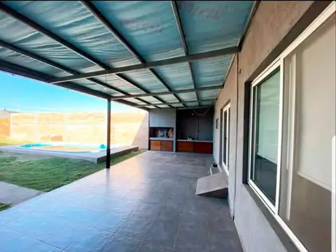 Casa de 1 Dormitorio con pileta en Puerto Gral San Martin