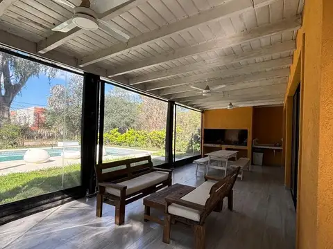 Casa en Alquiler con 2 cocheras