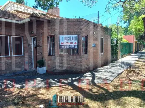 ALQUILER CASA EN ESQUINA DE 2 AMBIENTES CON COCHERA CUBIERTA Y PEQUEÑO PATIO. DISPONIBLE NOVIEMBRE 2025.