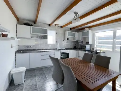 Casa 4 ambientes con 2 baños