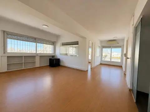 Alquiler Oficina con terraza · 150m2 total (100 m2 cubiertos) 5 ambientes 2 baños · Súper luminosa 