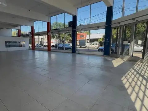 LOCAL EN ALQUILER :: 496m2 CON OFICINAS