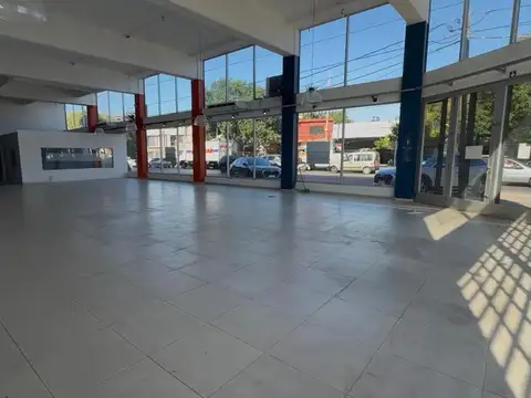 LOCAL EN ALQUILER :: 496m2 CON OFICINAS